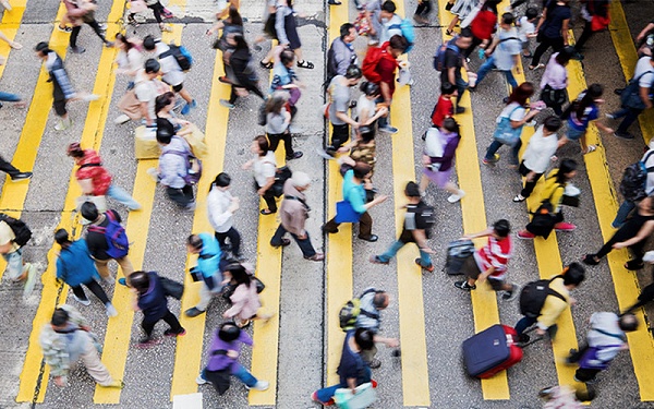 Computation and Society. Forum Gulbenkian. Pessoas atravessando a rua
