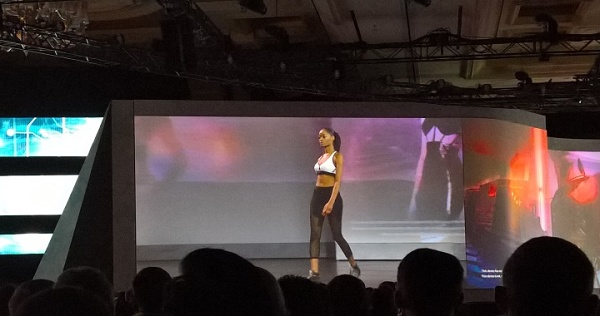 Desfile mostrando sensores vestíveis da Intel