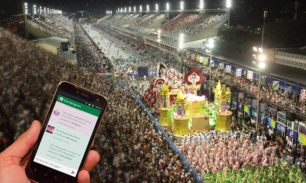 Segunda tela: entenda o fenômeno que, agora, chega ao carnav Foto de um folião acessando o App na arquibancada