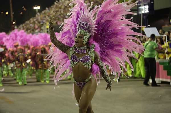 Passista da Mangueira durante o desfile
