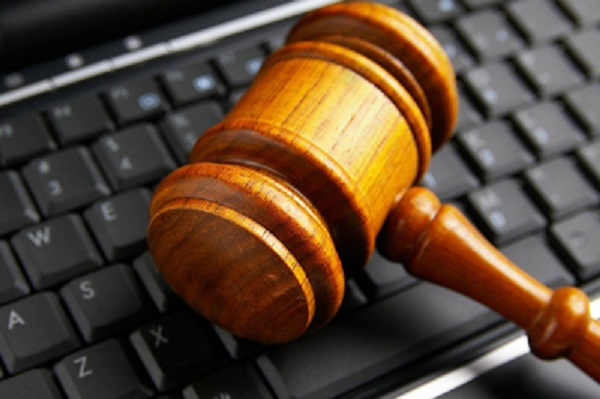 Martelo de juíz em cima de um teclado de computador