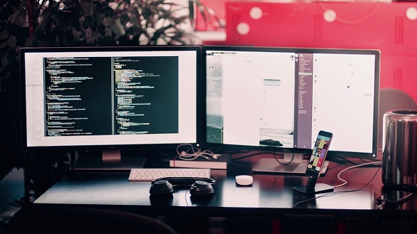 As tendências para a tecnologia, media e telecomunicações Computadores e celular em uma mesa