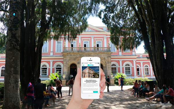 App blutip notifica usuários das novidades do museu Ilustração do app blutip recebendo notificação do museu